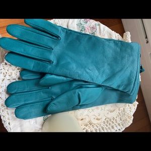 Leather gloves with cashmere lining.